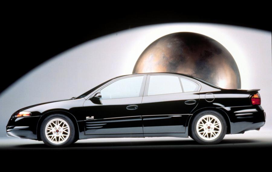  Pontiac Bonneville 2000 года  (фото 8 из 21)